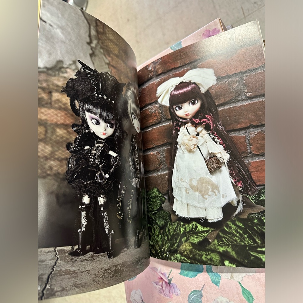 Pullip Doll Book - Picture 4 of 8